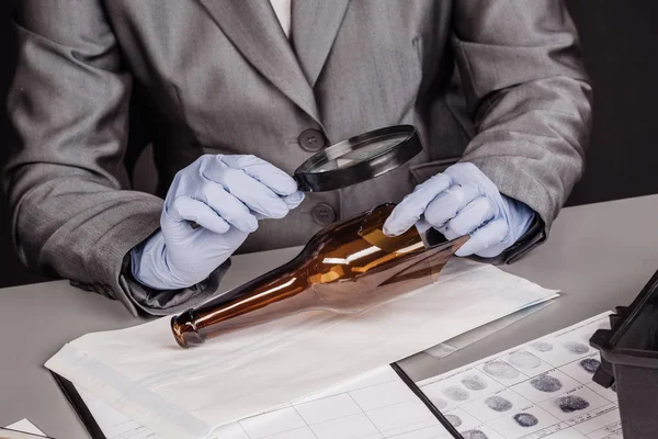 Expert with magnifying glass — Stock Photo, Image