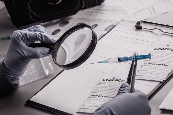 Эксперт с увеличительным стеклом
