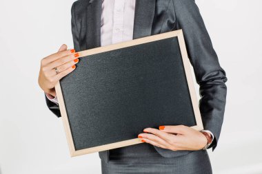 bir kara tahta tutan kadın