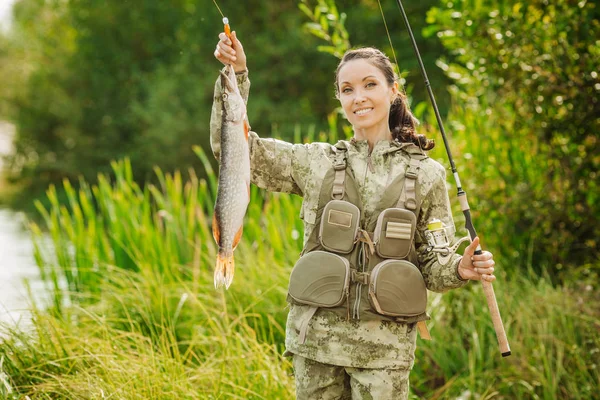 Donna Pesci Sul Fiume — Foto Stock