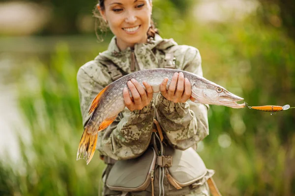 Pescatrice Che Tiene Pesce Sul Fiume — Foto Stock