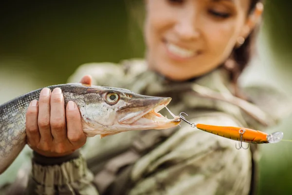 Vissersvrouw Met Een Vis Rivier — Stockfoto