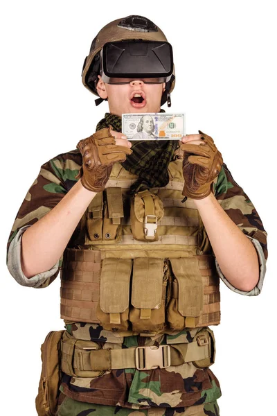 現金で白い背景にお金を保持している軍曹 — ストック写真