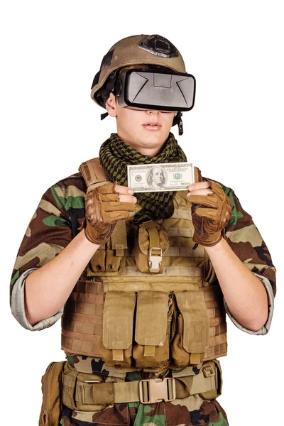 現金で白い背景にお金を保持している軍曹 — ストック写真