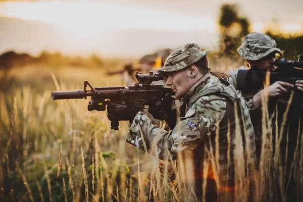 Soldat Schießt Mit Seiner Waffe Gewehr Bei Sonnenuntergang Krieg Armee Stockbild