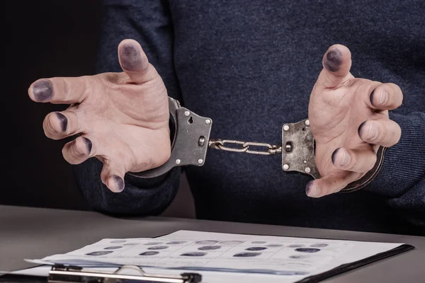 Руки з наручники — стокове фото