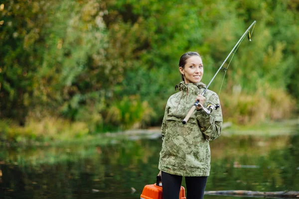 Mulher Pesca Rio — Fotografia de Stock