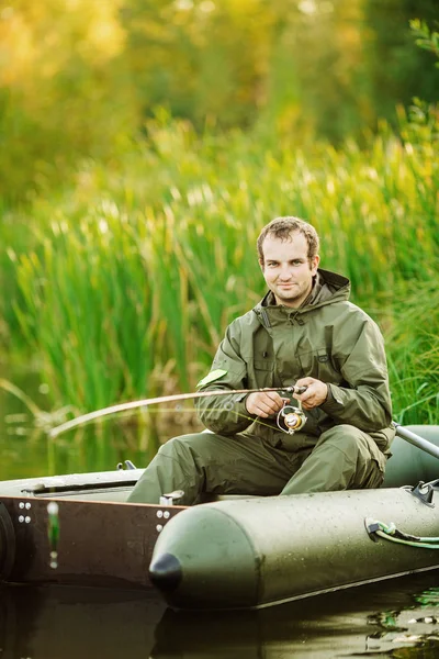 Manliga Fiskar Floden — Stockfoto