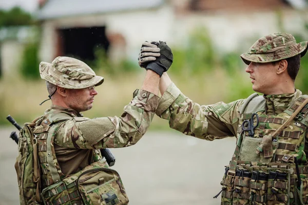 Soldier Shaking Hands Outdoor Background — Stock Photo, Image