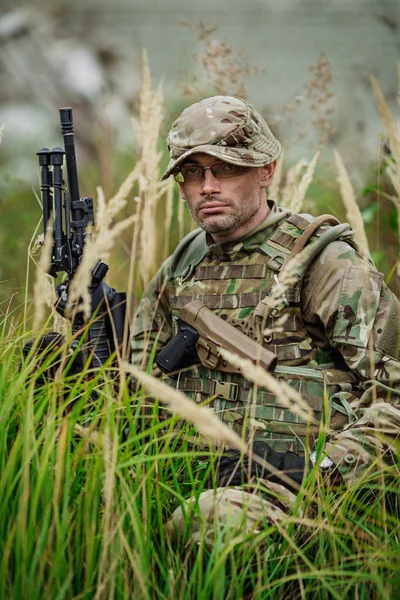 Soldado Retrato Contratista Militar Privado Sosteniendo Rifle Francotirador Guerra Ejército —  Fotos de Stock