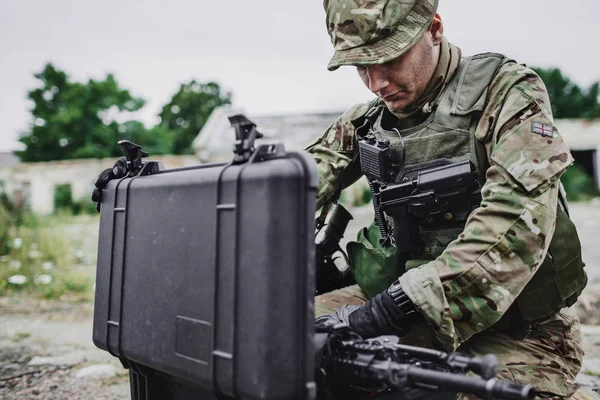 Rangers Pistolí Zničeném Městě Koncepce Vojenské Záchranné Operace — Stock fotografie