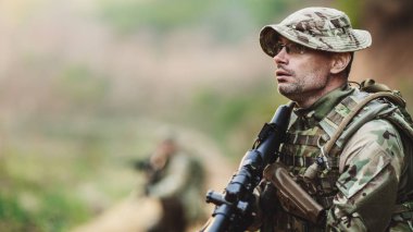 Şehrin askeri operasyon sırasında İngiliz Ordusu asker. Savaş, ordu, teknoloji ve insan kavramı.