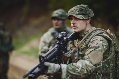 Şehrin askeri operasyon sırasında İngiliz Ordusu asker. Savaş, ordu, teknoloji ve insan kavramı.