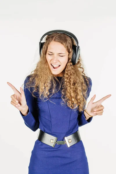 Ung Kvinna Med Hörlurar Lyssna Musik Vit Bakgrund — Stockfoto