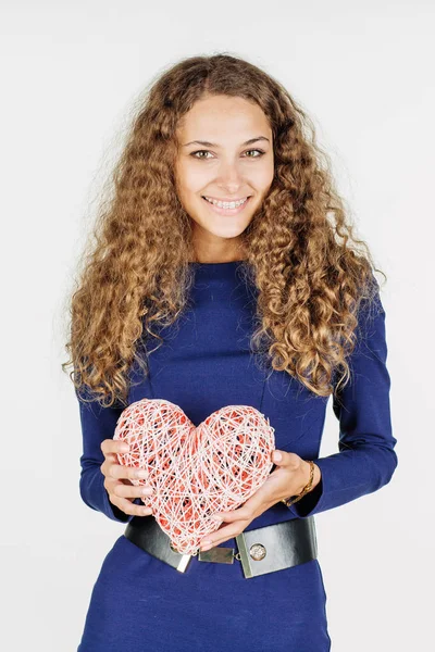 Kvinne Med Valentinsdagssymbolet Hjertet Hjerte Kjærlighetssymbol – stockfoto