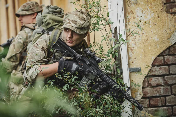 Ranger Auf Patrouille Der Zerstörten Stadt Militär Und Rettungskonzept — Stockfoto