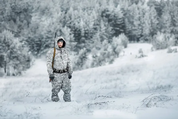 Caçador Masculino Camuflagem Armado Com Uma Espingarda Uma Floresta Nevada — Fotografia de Stock