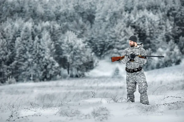 Manliga Jägaren Kamouflage Beväpnad Med Ett Gevär Stående Snöig Vinter — Stockfoto