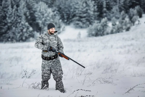 Homme Chasseur Camouflage Armé Fusil Debout Dans Une Forêt Enneigée — Photo