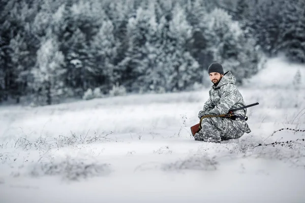 Álcázás Puska Egy Havas Téli Erdőben Állandó Fegyveres Férfi Vadász — Stock Fotó