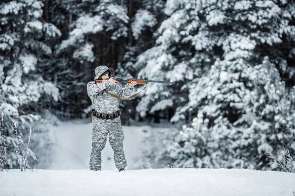 Manliga Jägaren Kamouflage Beväpnad Med Ett Gevär Stående Snöig Vinter — Stockfoto