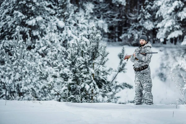 Manliga Jägaren Kamouflage Beväpnad Med Ett Gevär Stående Snöig Vinter — Stockfoto