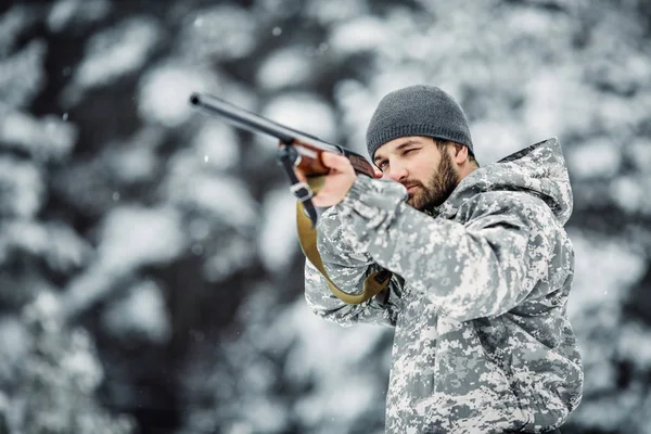 Manliga Jägaren Kamouflage Beväpnad Med Ett Gevär Stående Snöig Vinter — Stockfoto