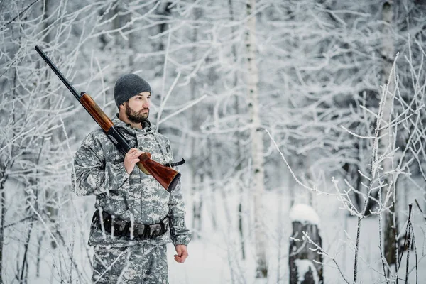 Männlicher Jäger Tarnung Bewaffnet Mit Einem Gewehr Steht Einem Verschneiten — Stockfoto