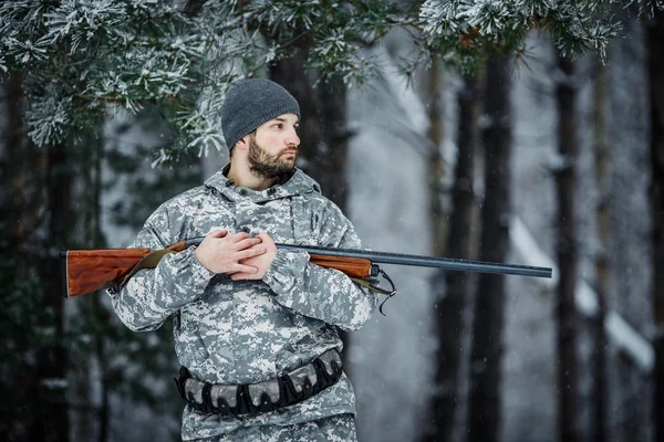 Myśliwy Mężczyzna Kamuflażu Uzbrojony Karabin Stojący Lesie Mroźną Zimę — Zdjęcie stockowe