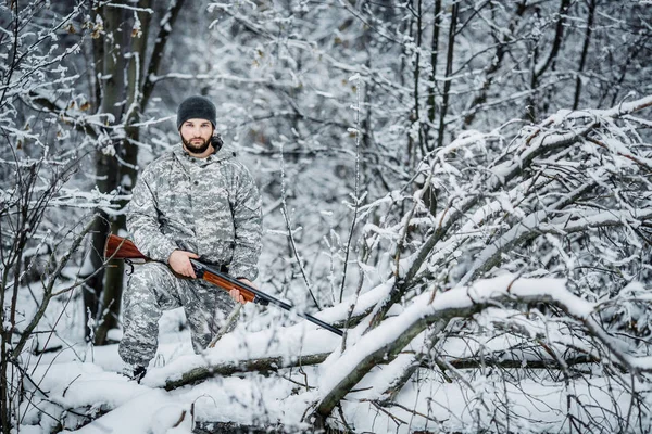 Manliga Jägaren Kamouflage Beväpnad Med Ett Gevär Stående Snöig Vinter — Stockfoto