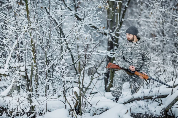 Álcázás Puska Egy Havas Téli Erdőben Állandó Fegyveres Férfi Vadász — Stock Fotó