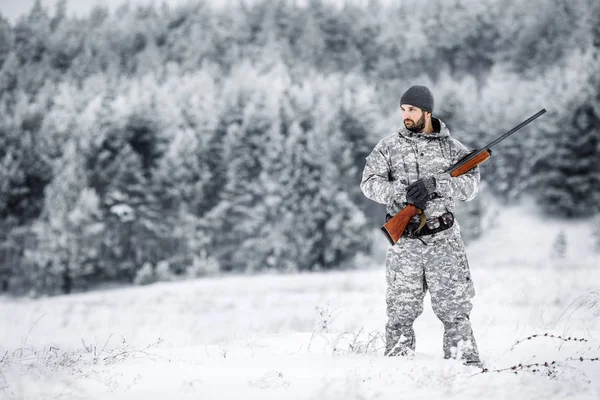 Manliga Jägaren Kamouflage Beväpnad Med Ett Gevär Stående Snöig Vinter — Stockfoto