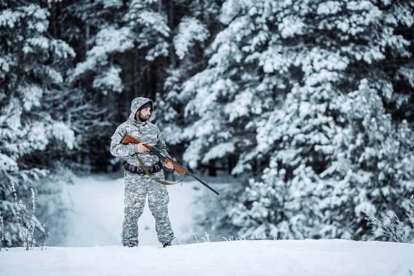 Male Hunter Camouflage Armed Rifle Standing Snowy Winter Forest — Stock Photo, Image