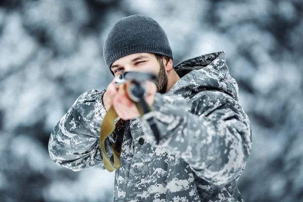 Hombre Cazador Camuflaje Armado Con Rifle Pie Bosque Nevado Invierno — Foto de Stock