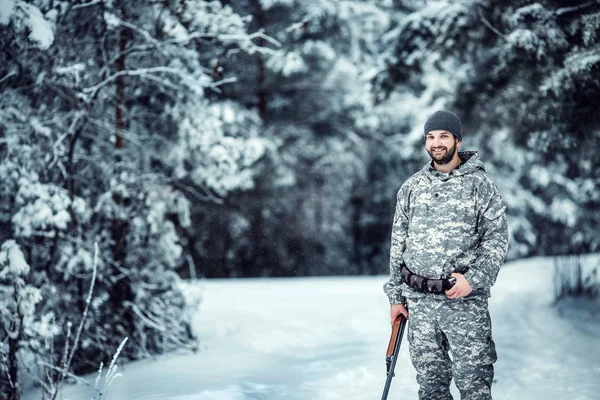 Manliga Jägaren Kamouflage Beväpnad Med Ett Gevär Stående Snöig Vinter — Stockfoto