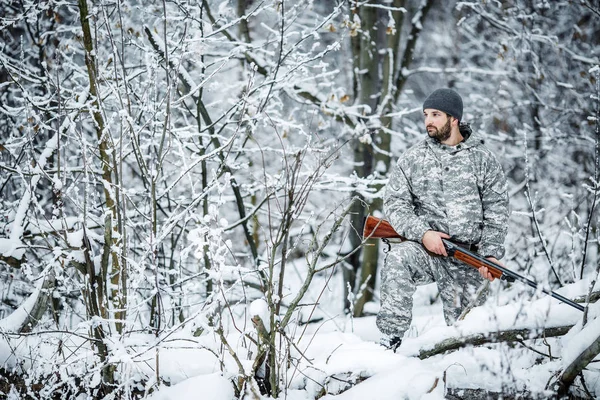 Manliga Jägaren Kamouflage Beväpnad Med Ett Gevär Stående Snöig Vinter — Stockfoto