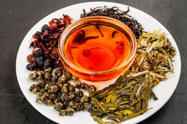 bir cam kapta sağlıklı meyve çayı 