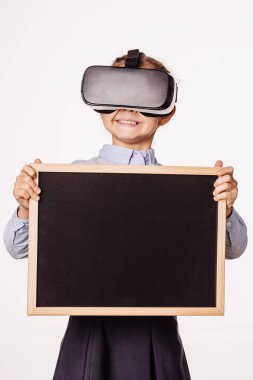 sanal gerçeklik kulaklık ile kız öğrenci. 