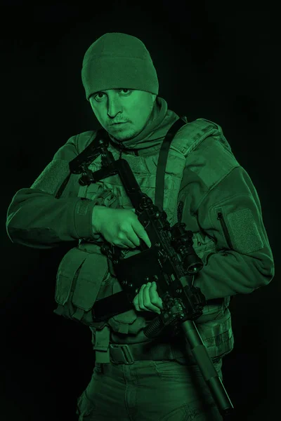 肖像画の兵士または民間軍事請負業者のライフルを保持しています 技術と人のコンセプトです 黒の背景に画像 — ストック写真
