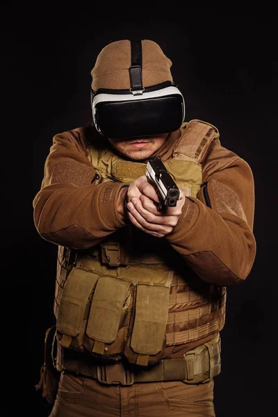 Portre Asker Veya Özel Askeri Yüklenici Sanal Gerçeklik Gözlük Takıyorum — Stok fotoğraf