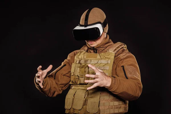 肖像画の兵士または民間軍事請負業者の仮想現実の眼鏡を身に着けています 技術と人のコンセプトです 黒の背景に画像 — ストック写真