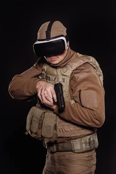 肖像士兵或私人军事承包商佩戴虚拟现实眼镜 技术和人概念 黑色背景上的图像 — 图库照片