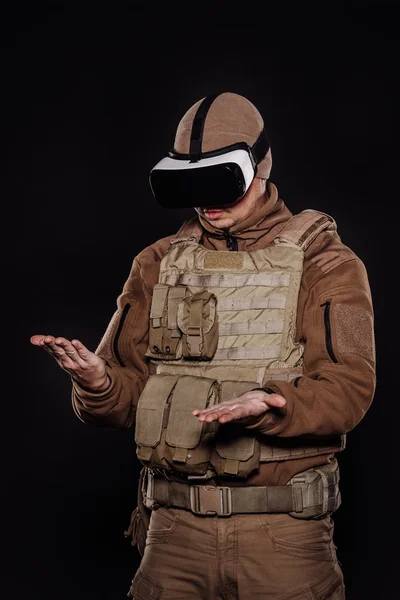 Stående Soldat Eller Privata Militära Entreprenör Klädd Virtual Reality Glasögon — Stockfoto