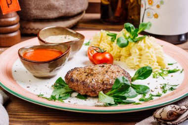 kıyılmış kuzu pirzolası haşlanmış patates ile 