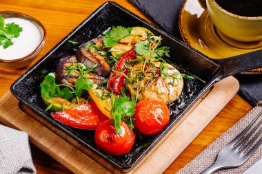 Tavada ızgara sebze. 