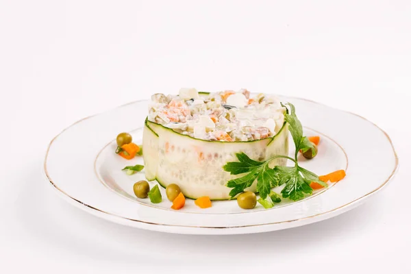 Салат оливье на тарелке — стоковое фото