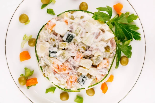 Салат оливье на тарелке — стоковое фото