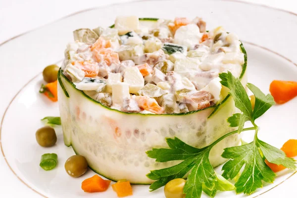 Salade olivier sur assiette — Photo