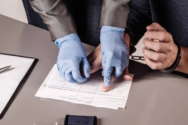 Polizei nimmt Fingerabdrücke eines Straftäters — Stockfoto