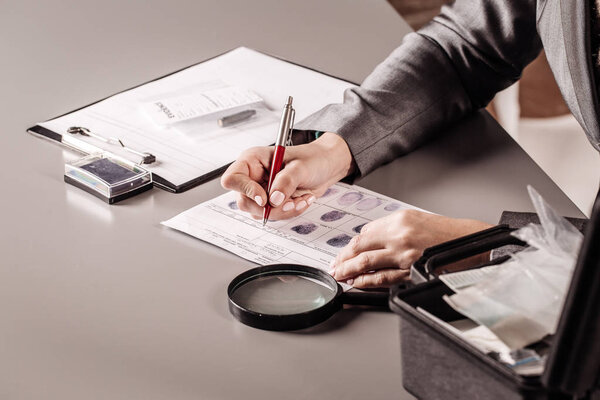 Detective expert writes into 